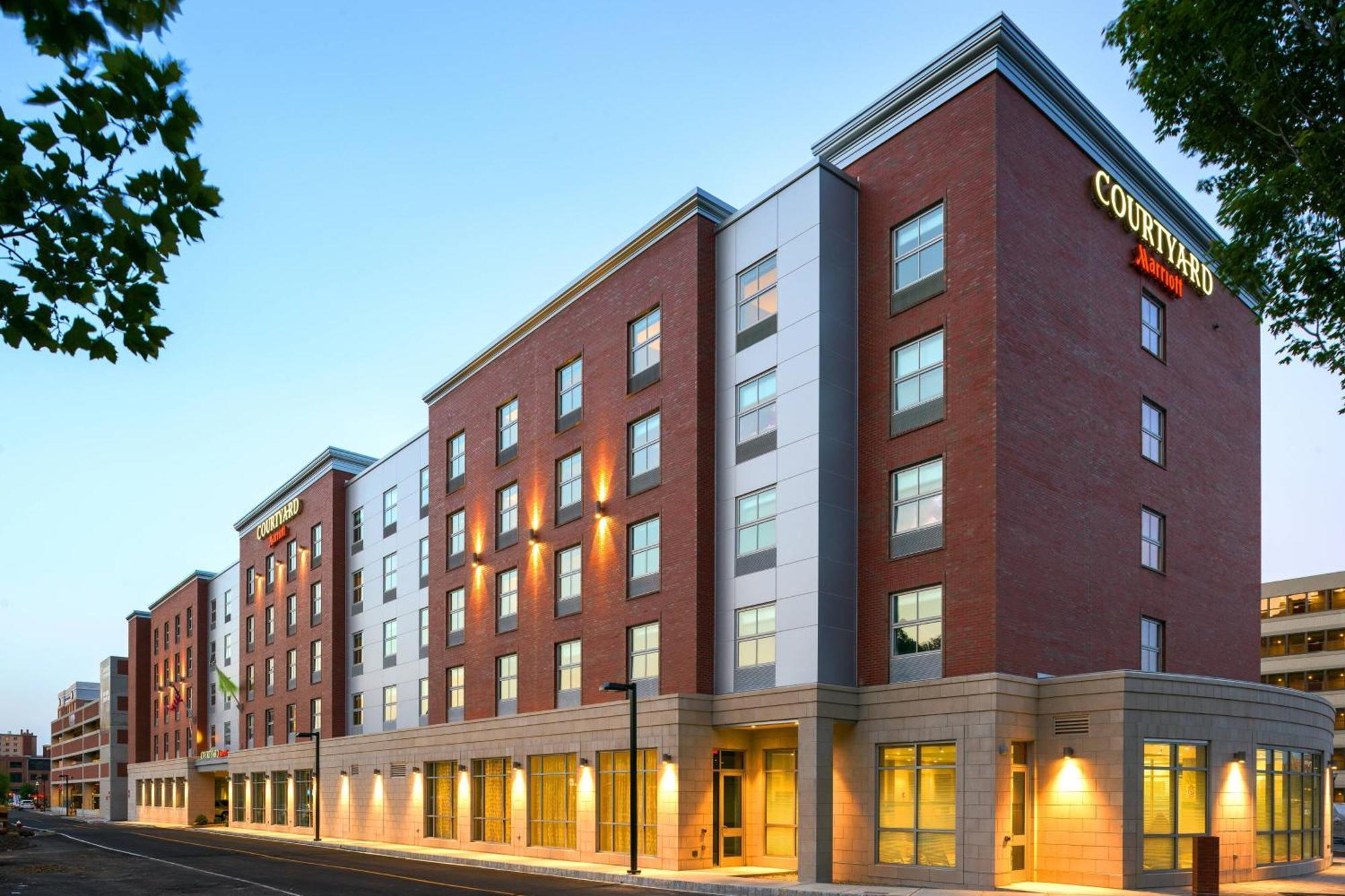 Courtyard By Marriott Edgewater Nyc Area Hotel Exterior photo